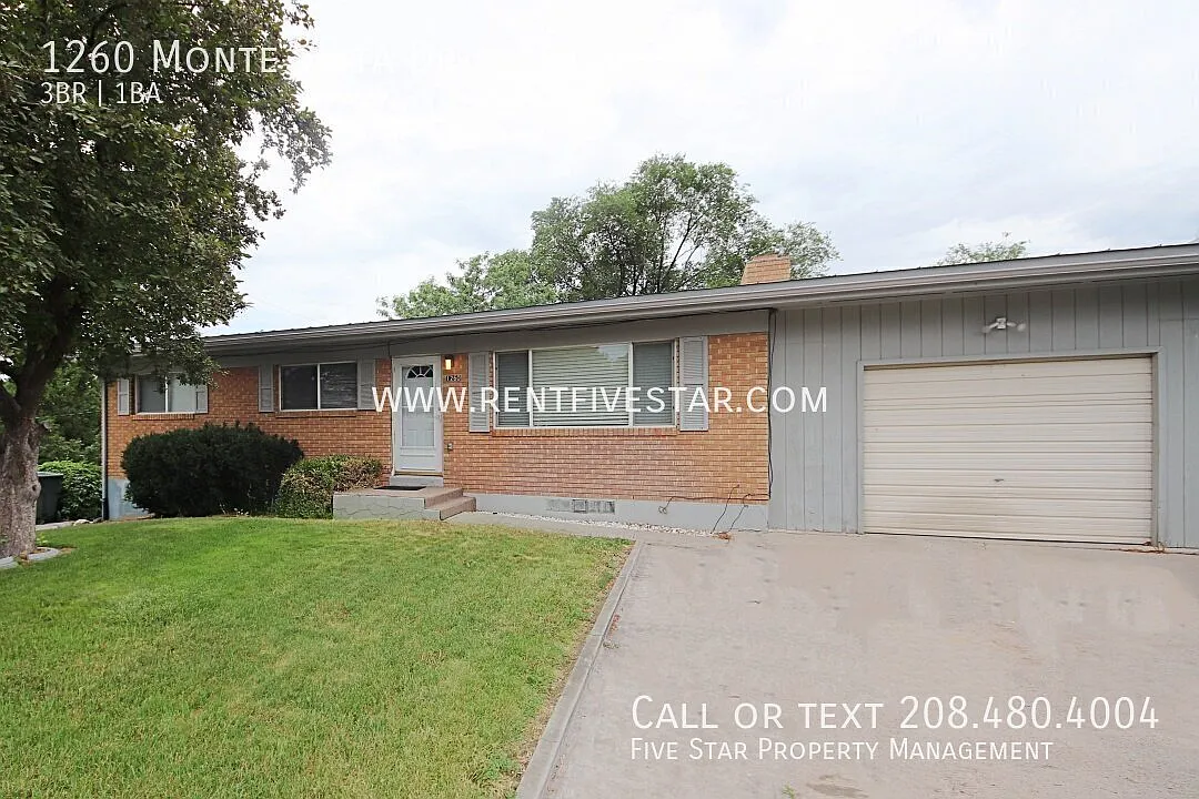 Bright 3 Bedroom, 1 Bathroom Upstairs Unit with Private Deck, Fenced Yard, and Garage! — Photo 1