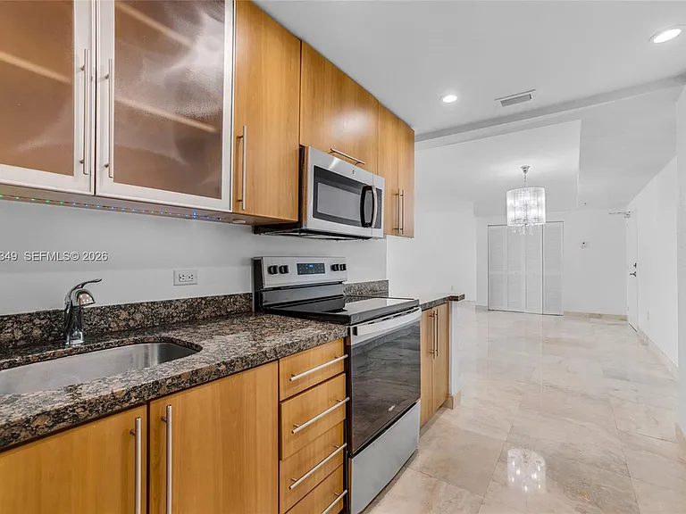 7501 E Treasure Dr #7M — Photo 8