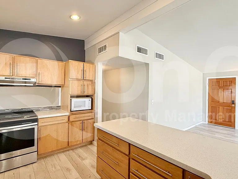 525 N Vine St — Photo 7