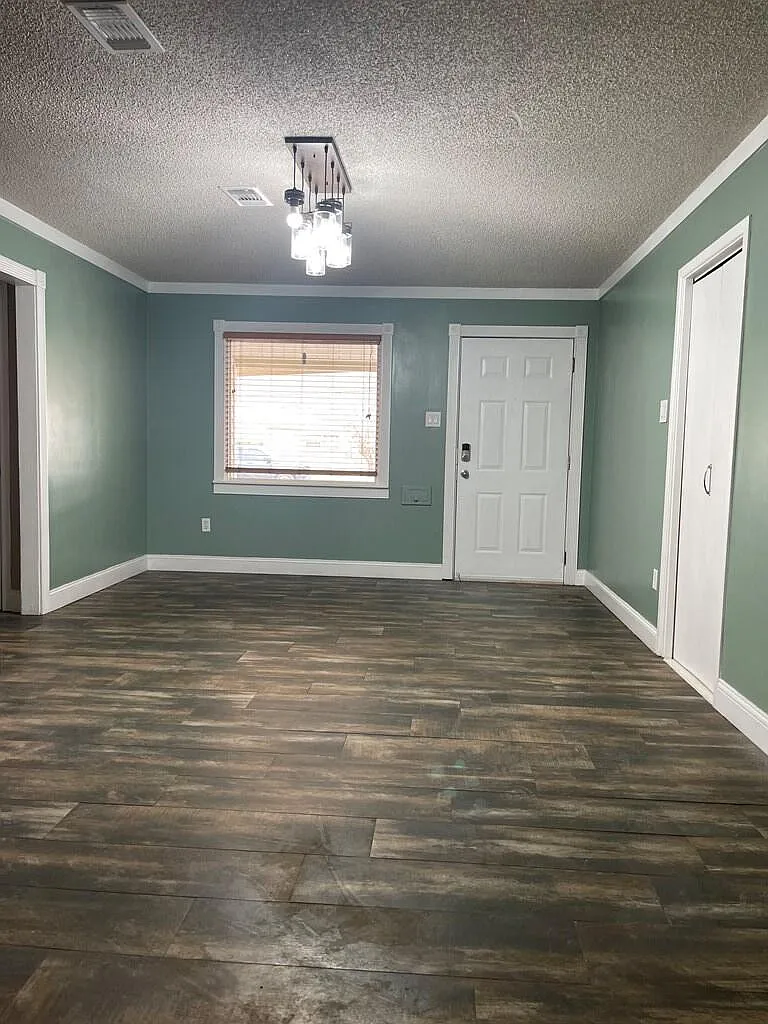 3 bed, 1.0 bath, 1310 sqft, $2,000 — Photo 4