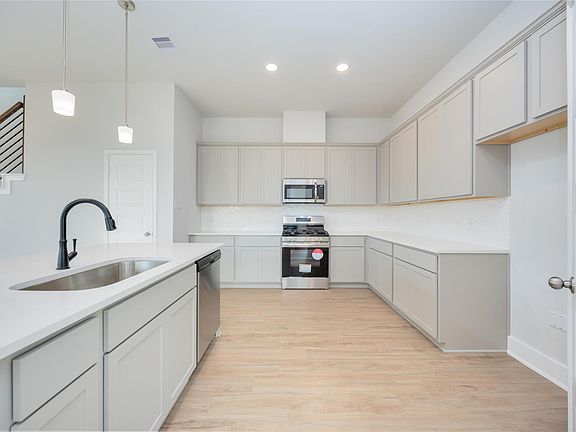 5th image of 3011 La Rambla Dr
