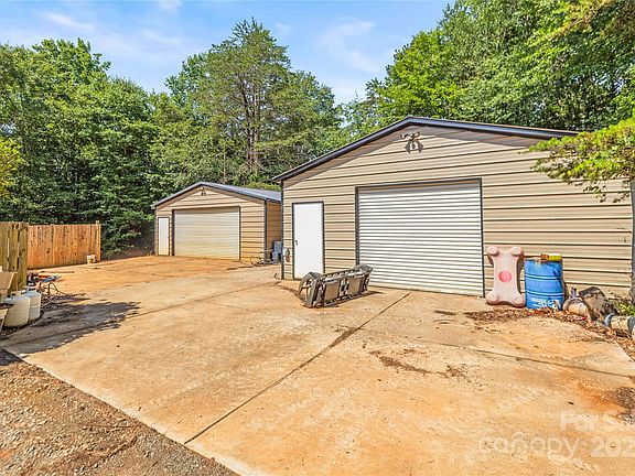 2nd image of 1005 Caldon Dr