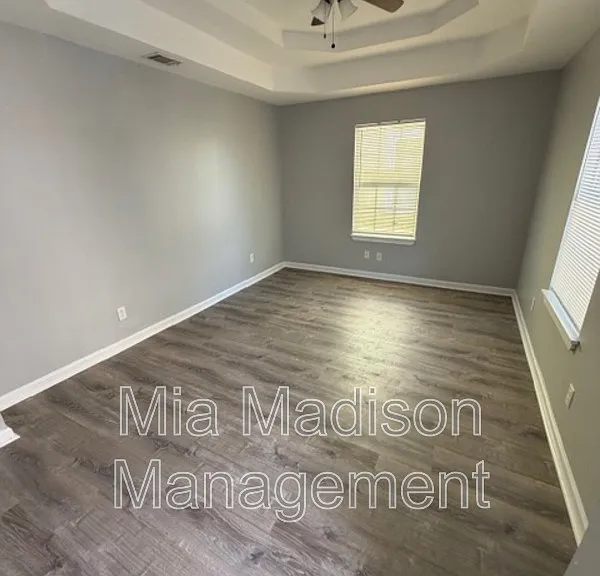 319 W 31st St — Photo 3