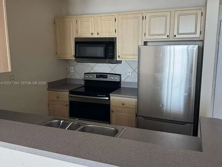 2665 SW 37th Ave #611 — Photo 8