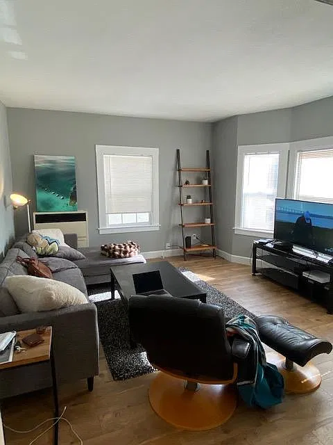 972 W Macarthur Blvd — Photo 2