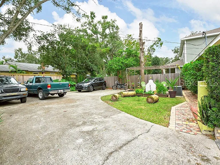 810 N Hampton Ave — Photo 2