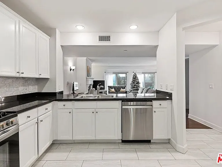 1522 Amherst Ave #101 — Photo 15
