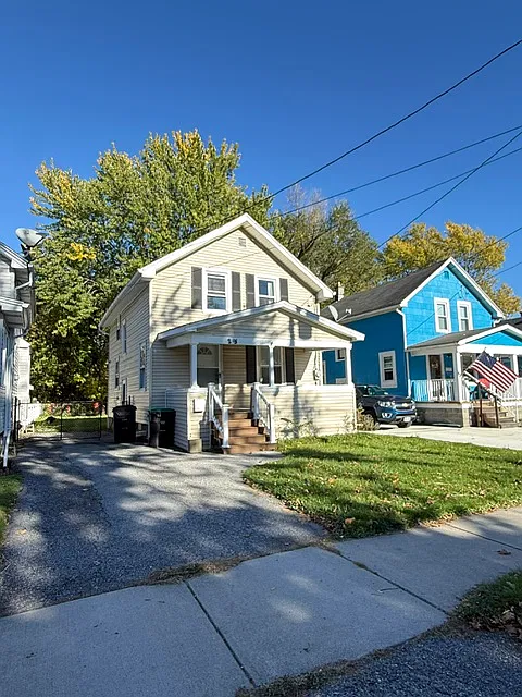 3 bed, 1000 sqft, $1,700 — Photo 1