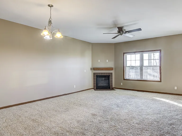956 Parkland Dr — Photo 8