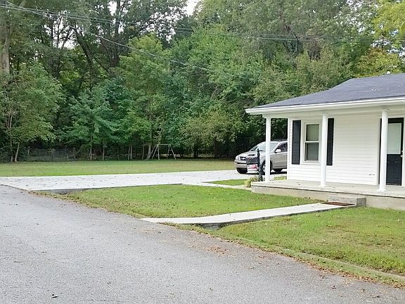 Front view with large lot