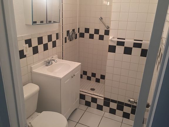 4th image of 528 SW 5th Ave