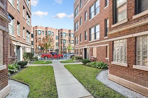 1 bed, $1,596 — Photo 1