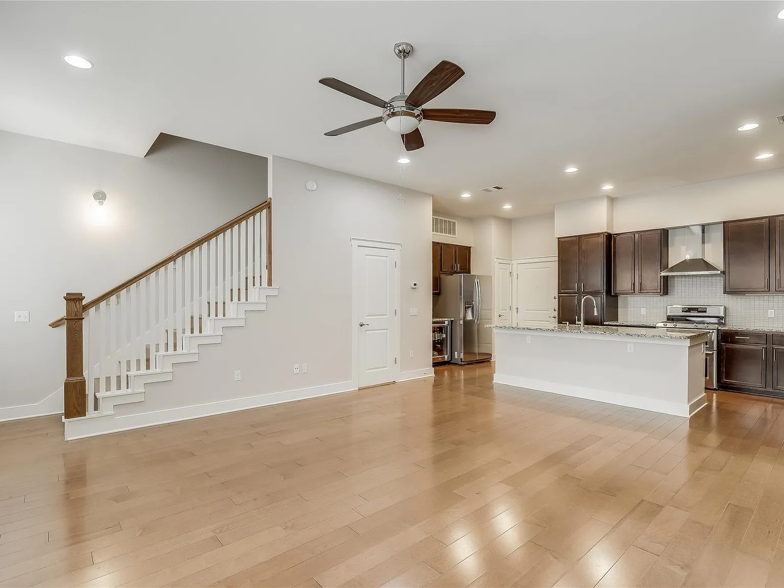3 bed, 3.5 bath, 2174 sqft, $3,800 — Photo 3