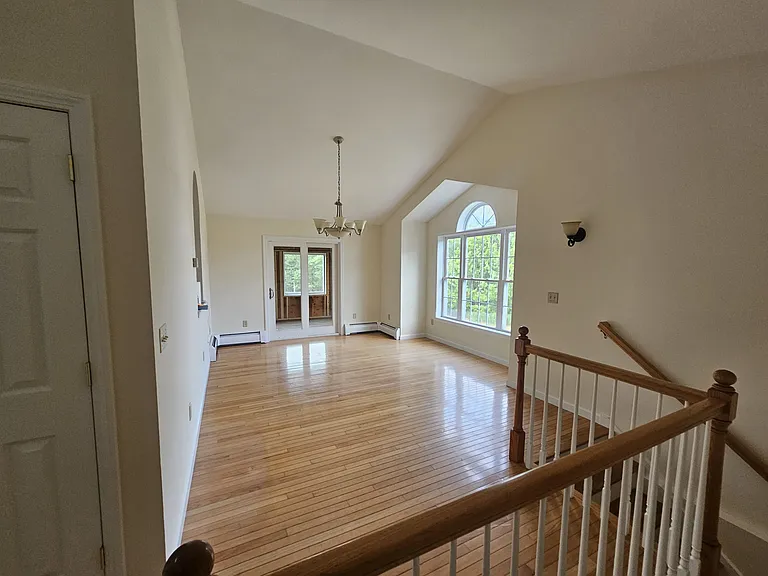 585 High St — Photo 3