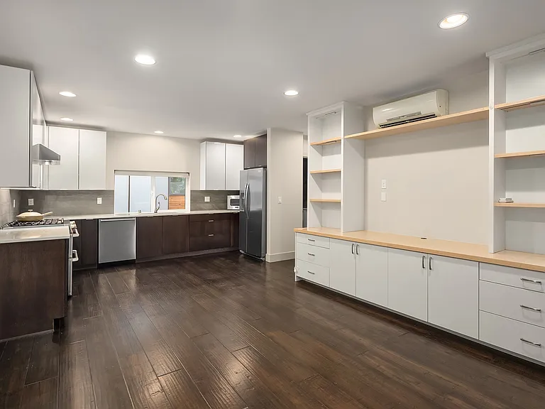410 W Fulton St — Photo 10