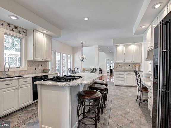 3rd image of 8627 Oak Chase Cir