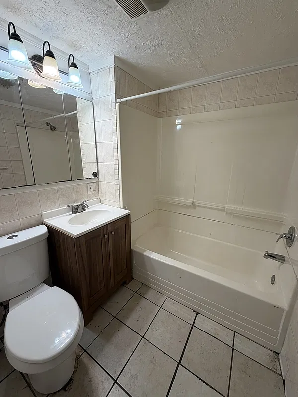 3 bed, 1.0 bath, 1281 sqft, $1,300 — Photo 4
