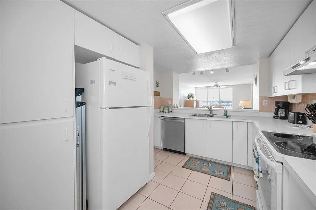 2 bed, 2.0 bath, 1135 sqft, $6,960 — Photo 4