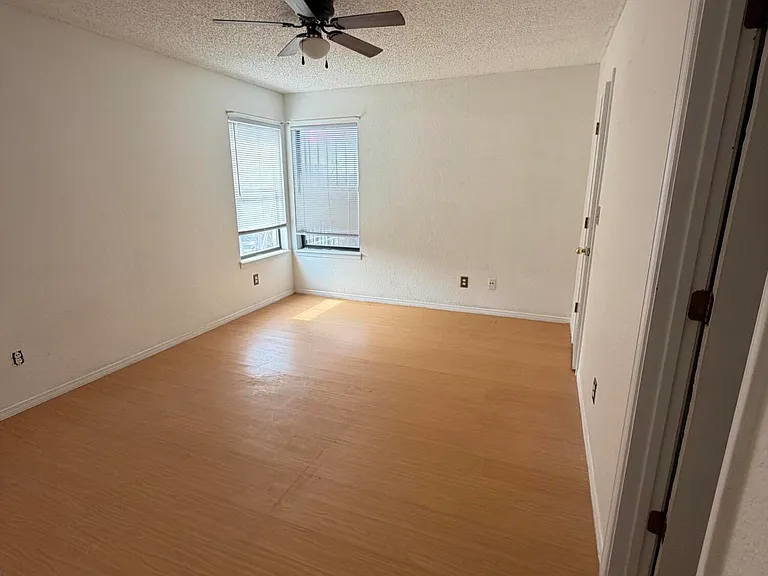 10901 Joe Dimaggio Cir — Photo 11