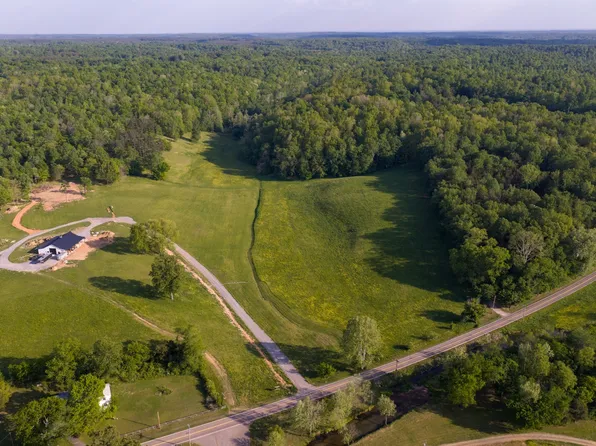 1 Pinewood Rd, Nunnelly, TN 37137