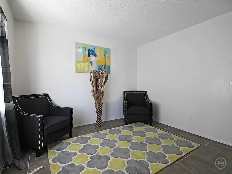 Mellow Square Apartments — Photo 6