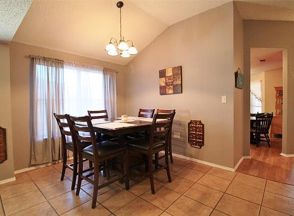 4th image of 237 King Arthur Dr
