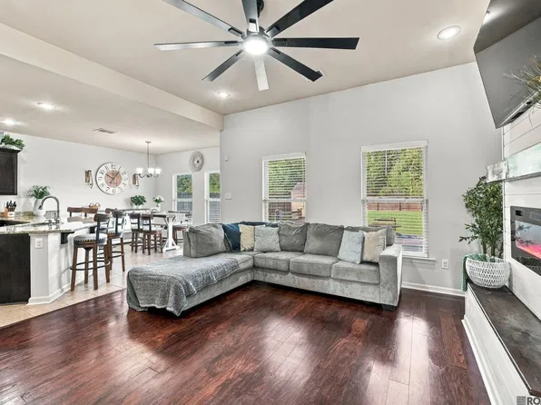 23177 Berry View Dr, Denham Springs, LA 70726