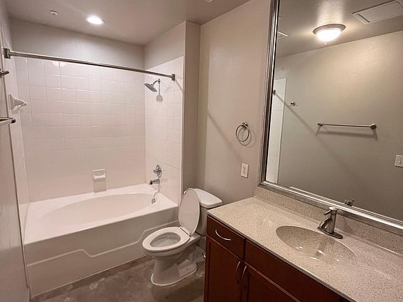 4th image of 815 W 47th St #102B