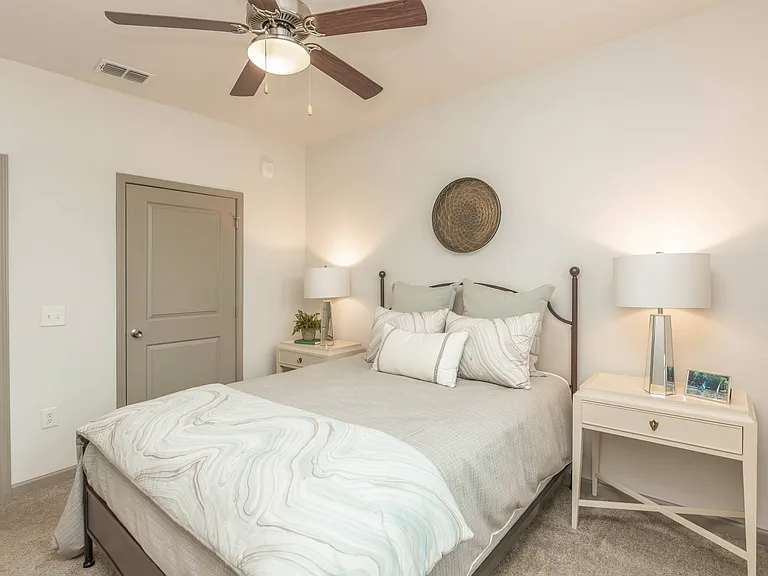 Sola South Lux Apartments — Photo 20
