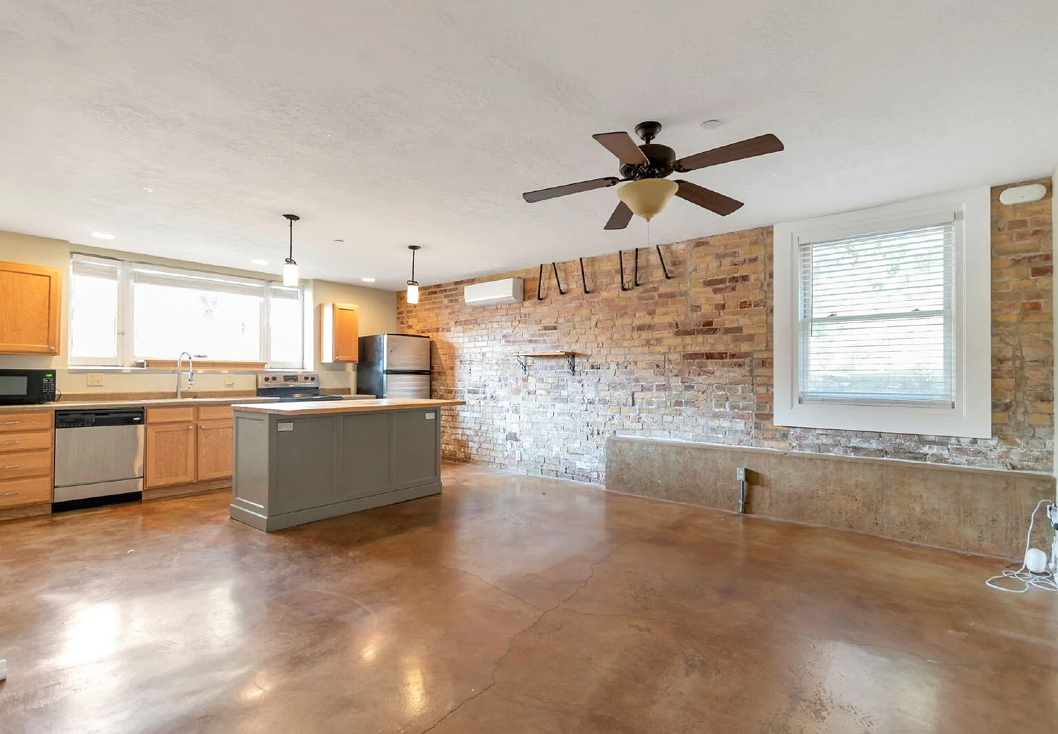 2 bed, 1.0 bath, 1041 sqft, $1,550 — Photo 3