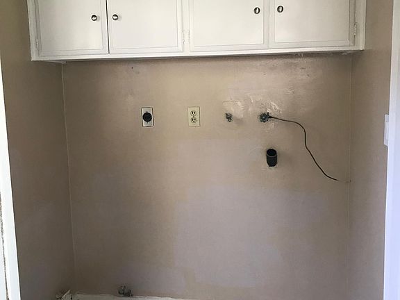 Laundry room with both gas and electric, has large 3x5 pantry