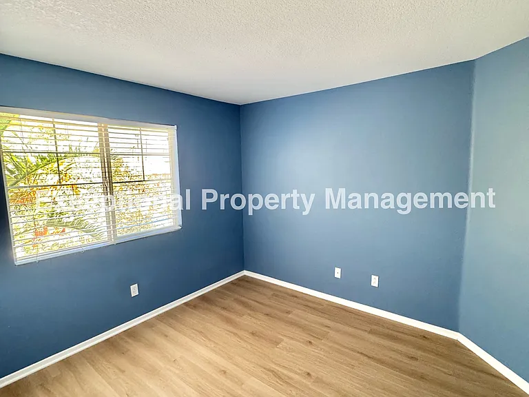 14855 Hedge Row Ct — Photo 21