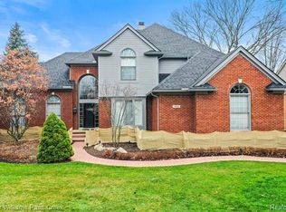 1935 Rainbow Dr, Rochester Hills, MI 48306