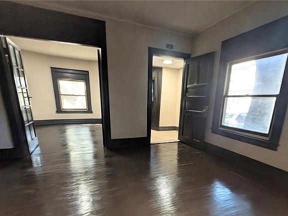 5th image of 238 Chamberlain St