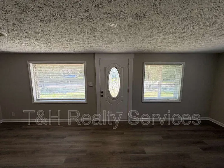 220 Walker St — Photo 3