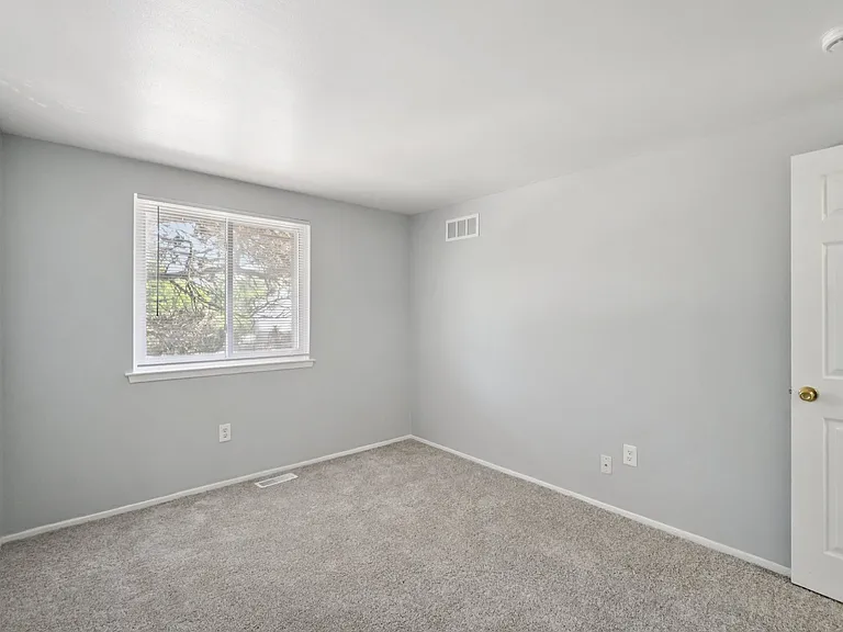 Creekside Apartments — Photo 8