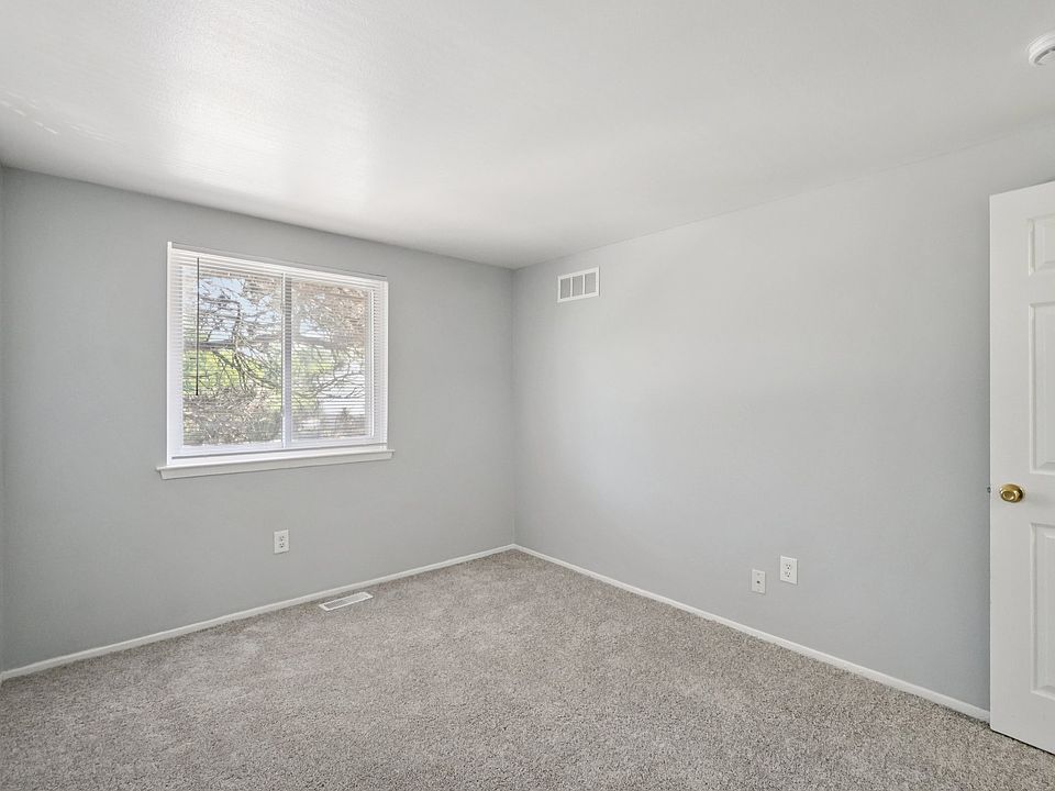 24795 Mayfair St, photo 8