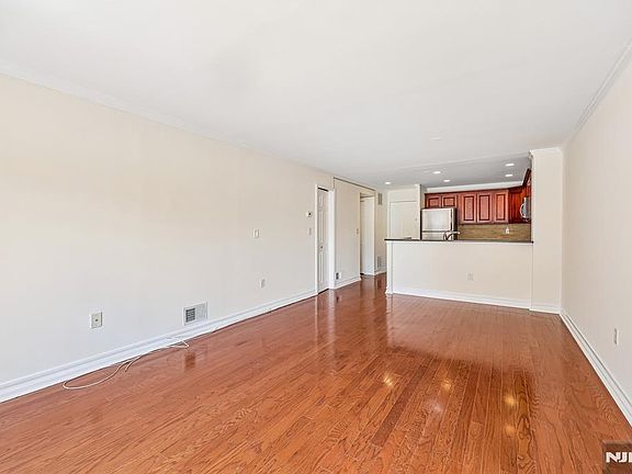 5th image of 302 Chase Ct #302