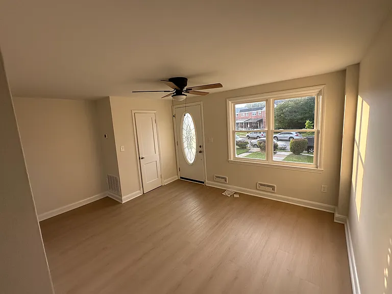 4725 Shamrock Ave — Photo 3