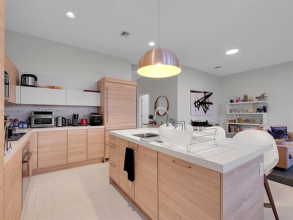 5th image of 16385 Biscayne Blvd #105
