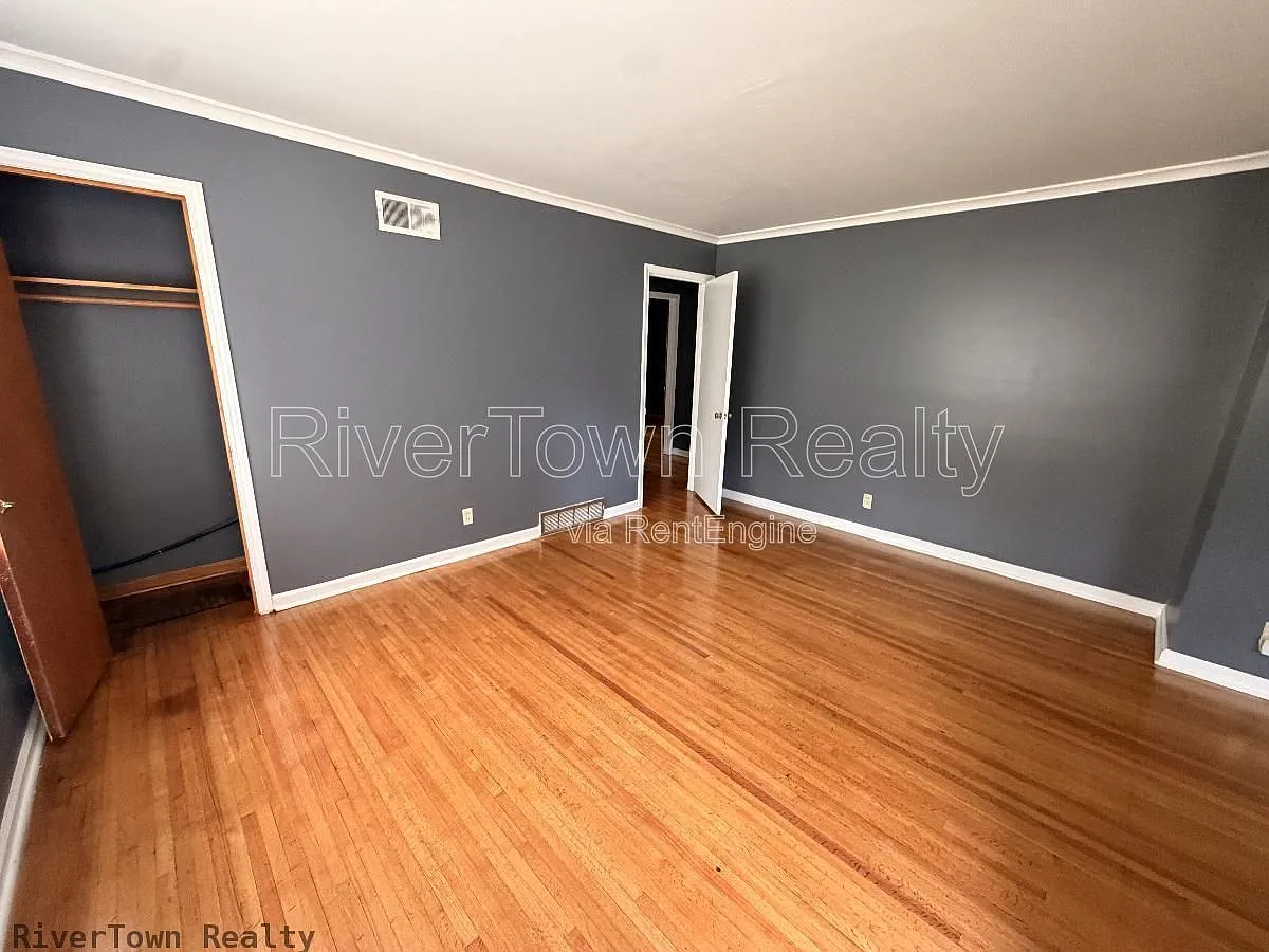 3 bed, 1.0 bath, 1572 sqft, $1,050 — Photo 3