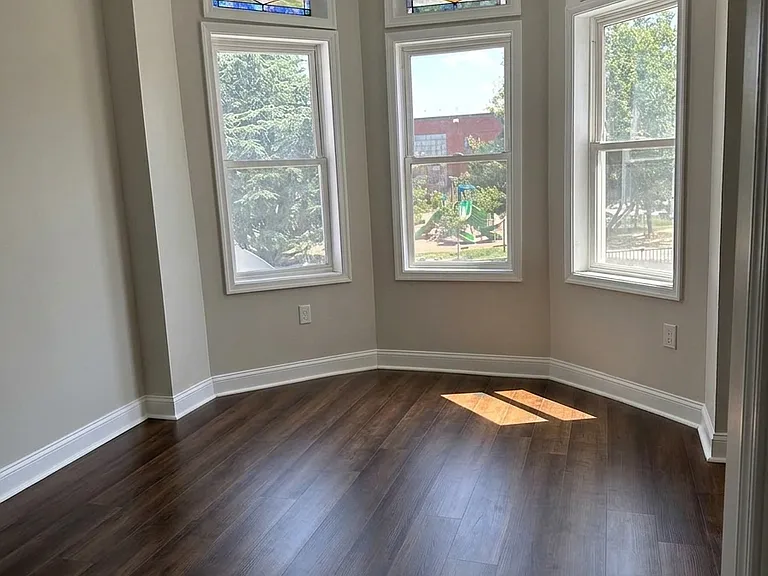 810 W 37th St — Photo 5