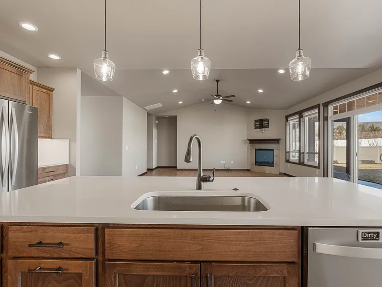 755 S Perry Ave — Photo 9