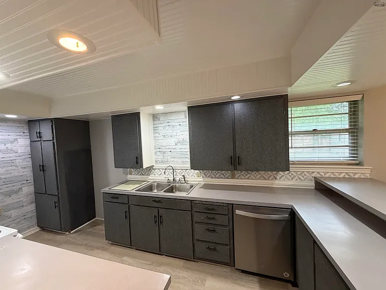 4836 Lovers Ln — Photo 4