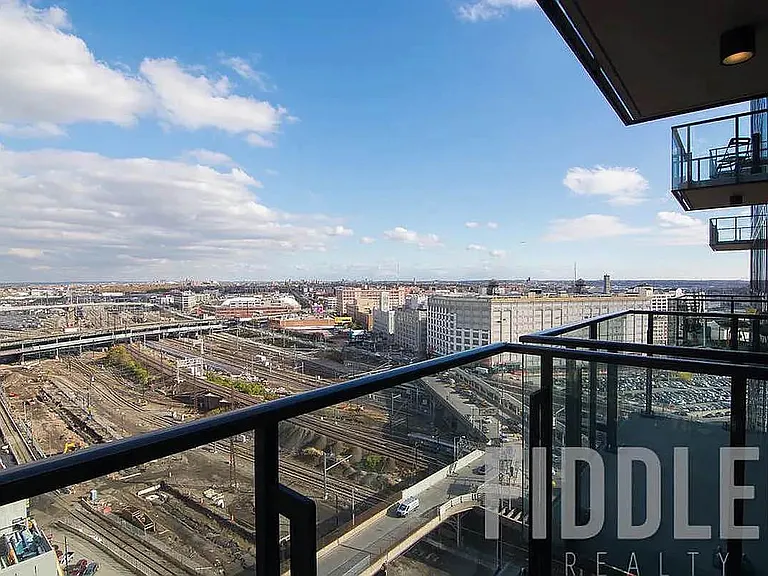 4441 Purves St #1502 — Photo 6