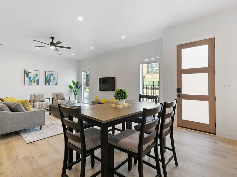 2513 Winnetka Ave — Photo 5
