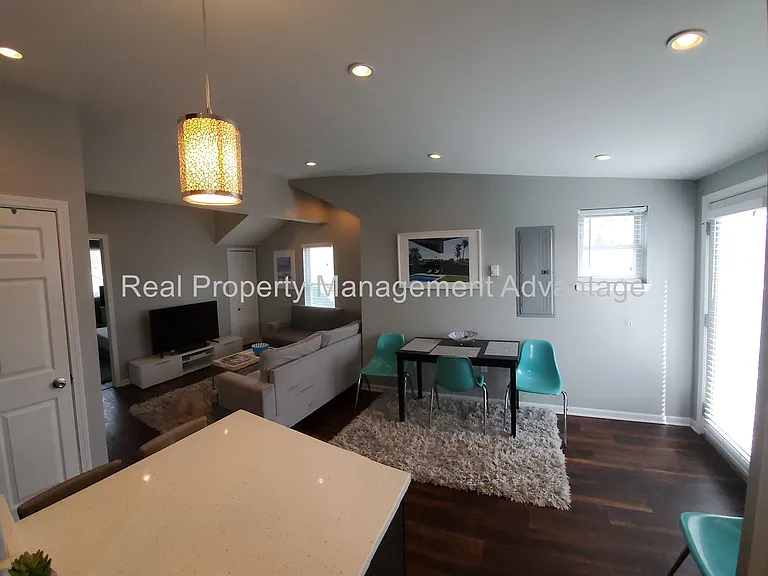 340 E. Cambourne. — Photo 2