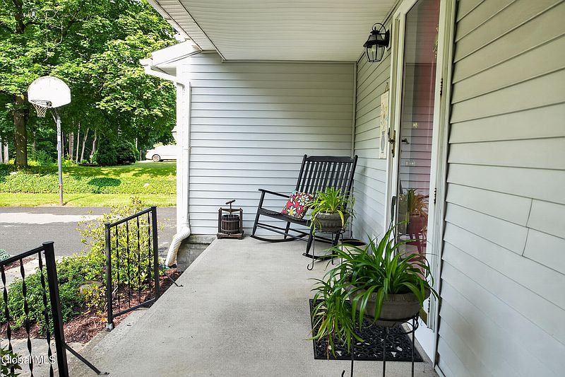 4th image of 3059 E Old State Road