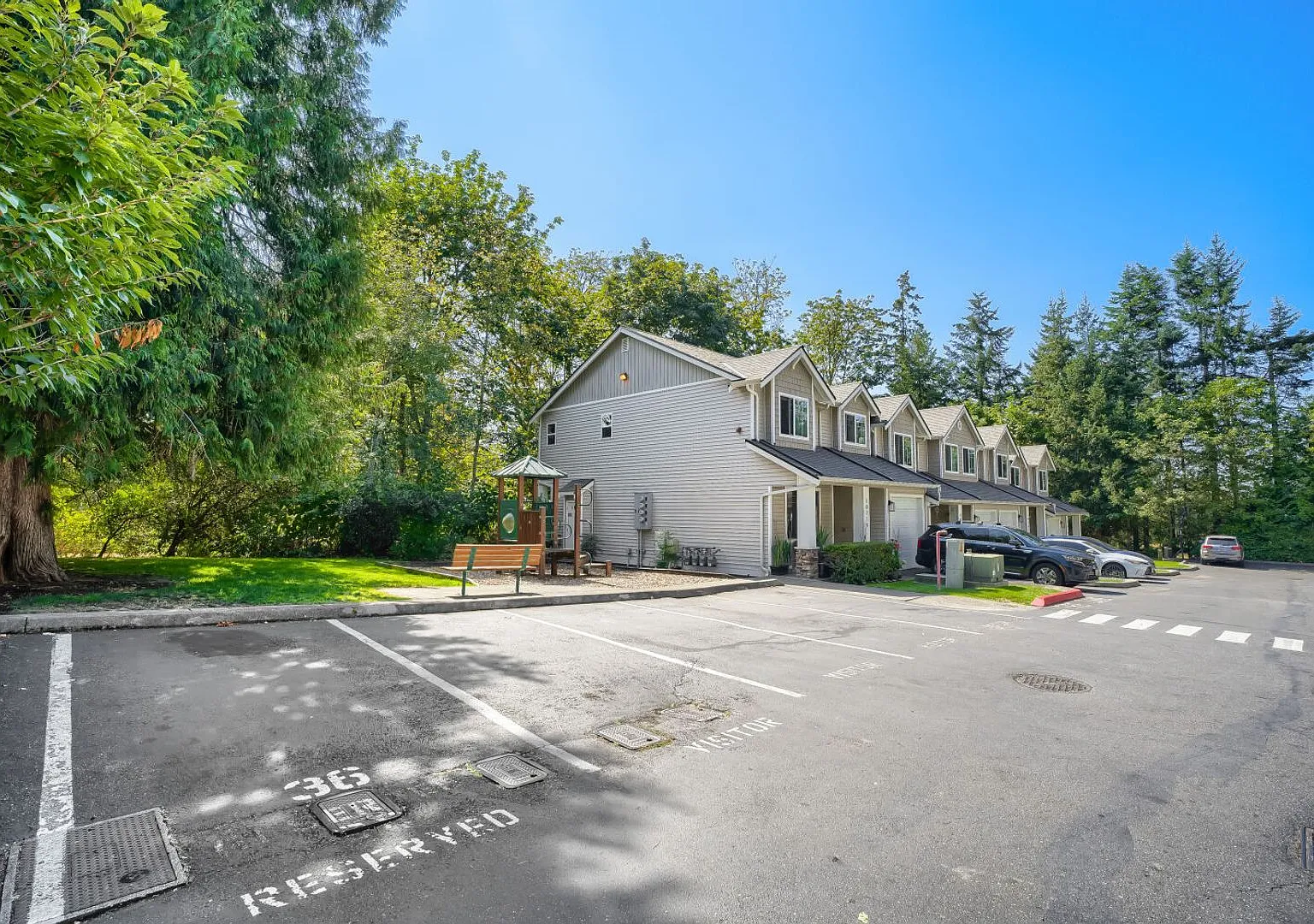 Light and Bright 3 bedroom 2.5 bath Townhome in Renton — Photo 3