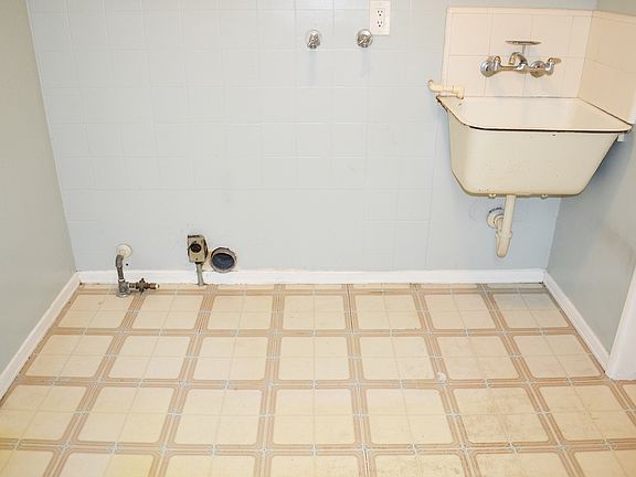 5th image of 1839 W Chateau Ave
